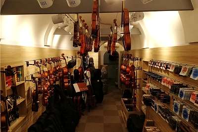 İstanbul, Beyoğlu (Tünel) Yaylı Enstrüman Mağazası, Fotoğraf: (2/4)