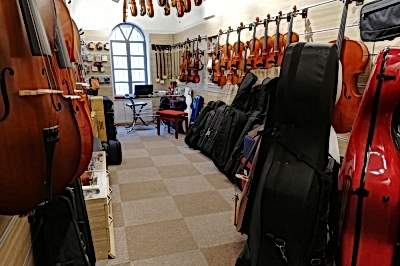 İstanbul, Beyoğlu (Tünel) Yaylı Enstrüman Mağazası, Fotoğraf: (3/4)